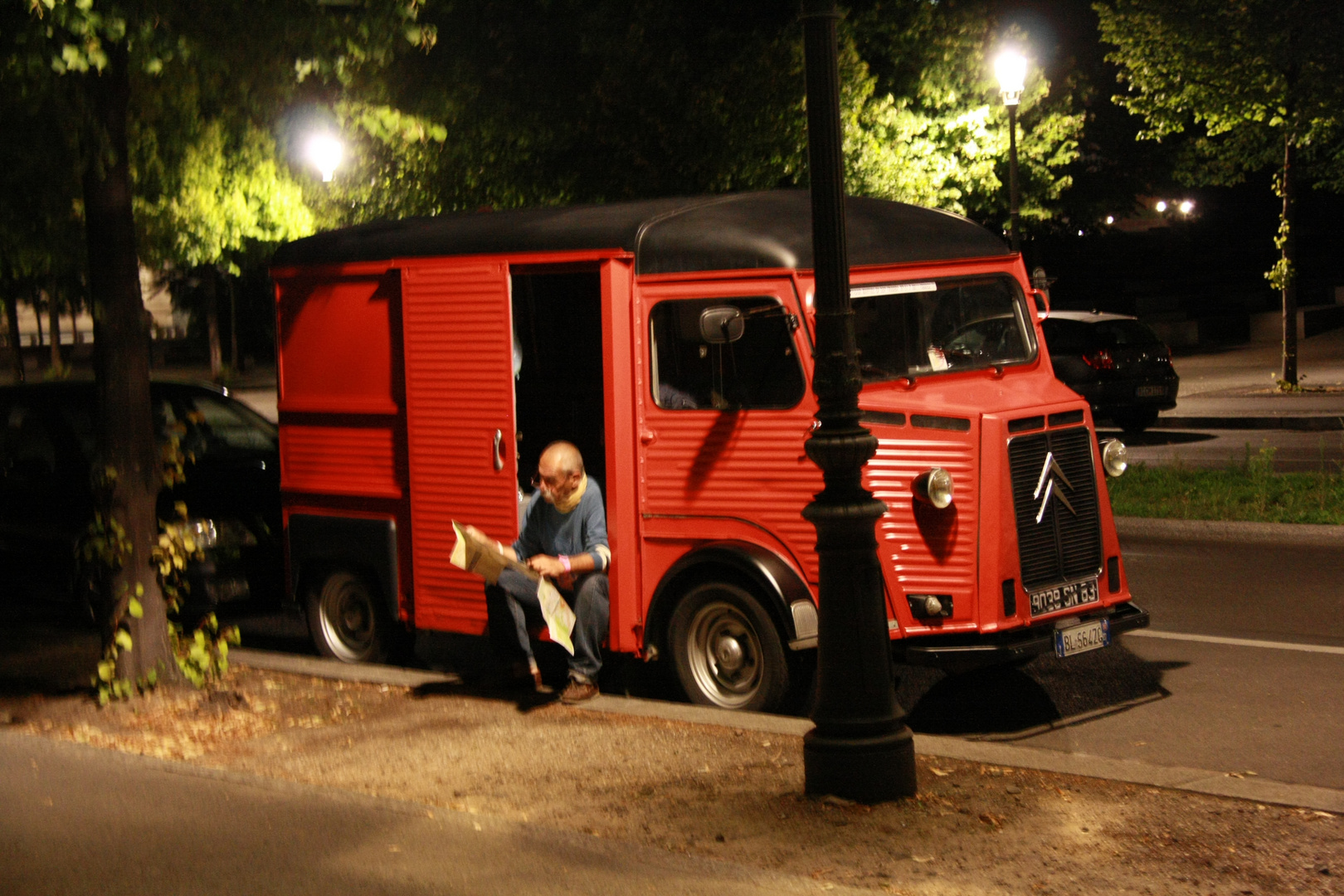 Mann in der Nähe vom Brandenburger Tor