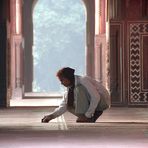 Mann kniet im Palast Indien ca-15-color +Indienfotos
