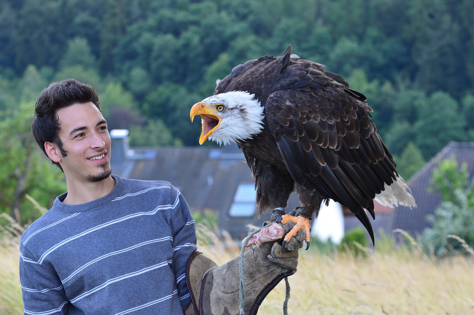 Mann mit Adler