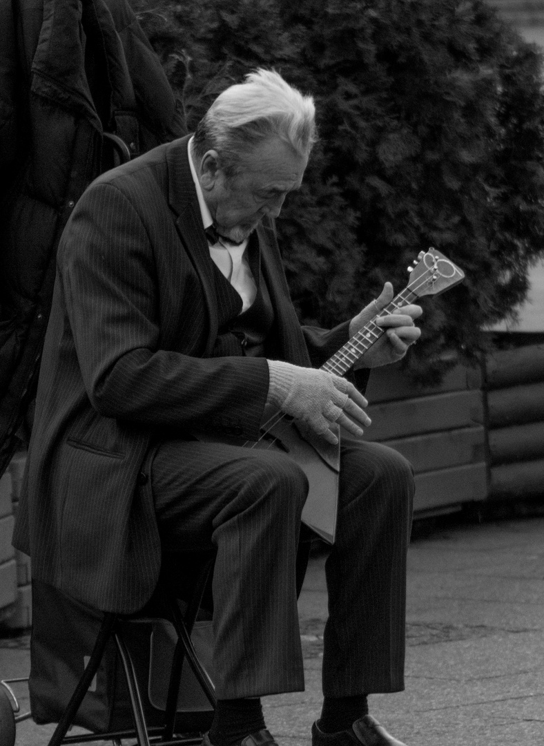 Mann mit Gitarre in Balalaika