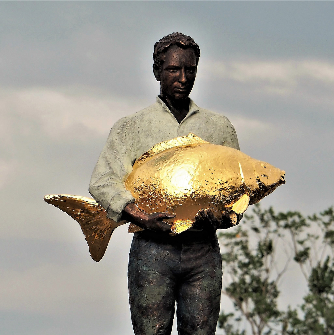 Mann mit Goldfisch in Dießen