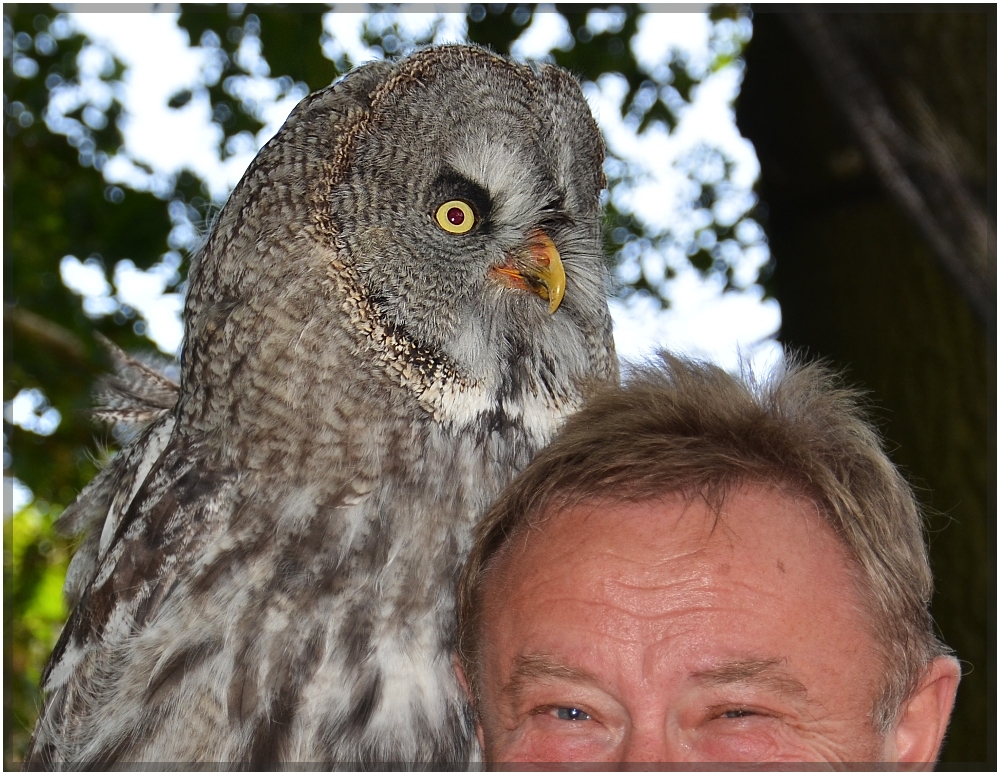 MANN MIT GROSSEM VOGEL