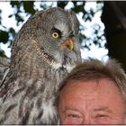 MANN MIT GROSSEM VOGEL