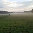 Mann mit Hund im Nebel