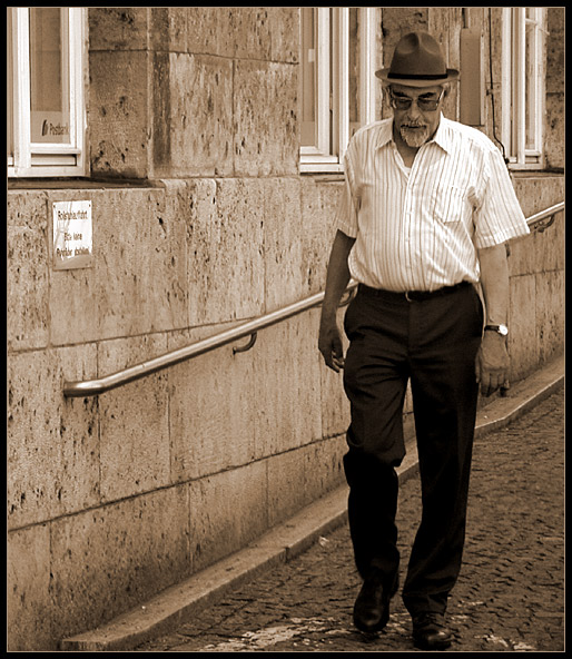 mann mit hut, brille und bart