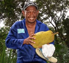 Mann mit Jackfruit (Seychelles)