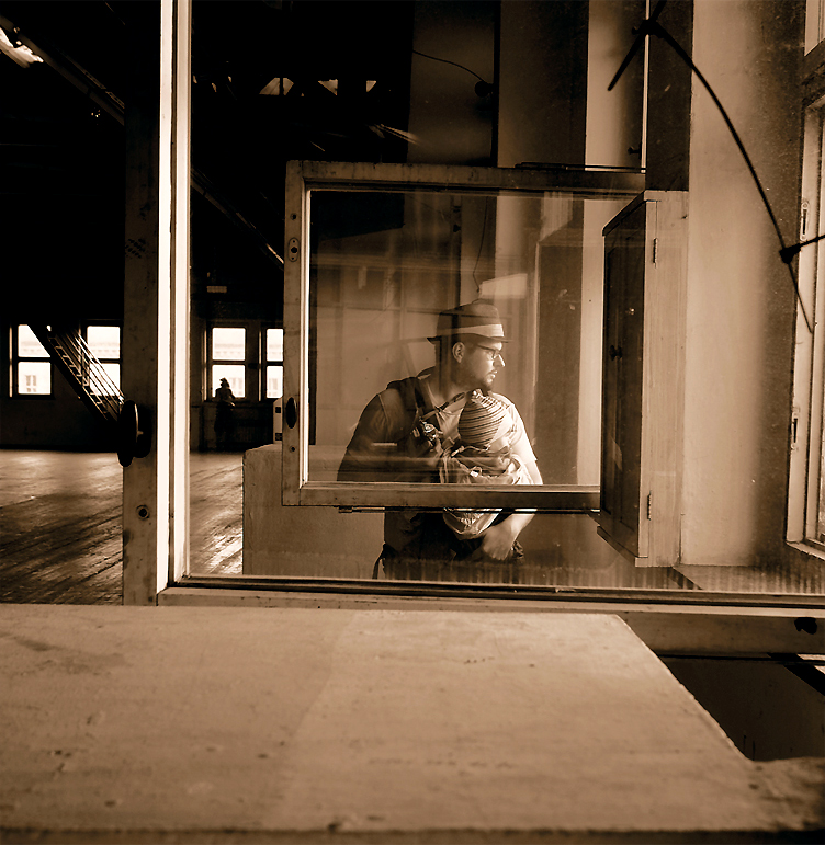 Mann-mit-Kind-am-Fenster(Sepia).jpg