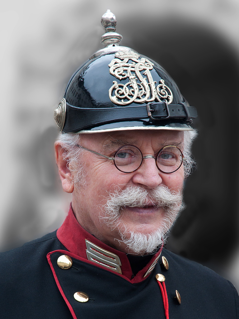 Mann mit Pickelhaube