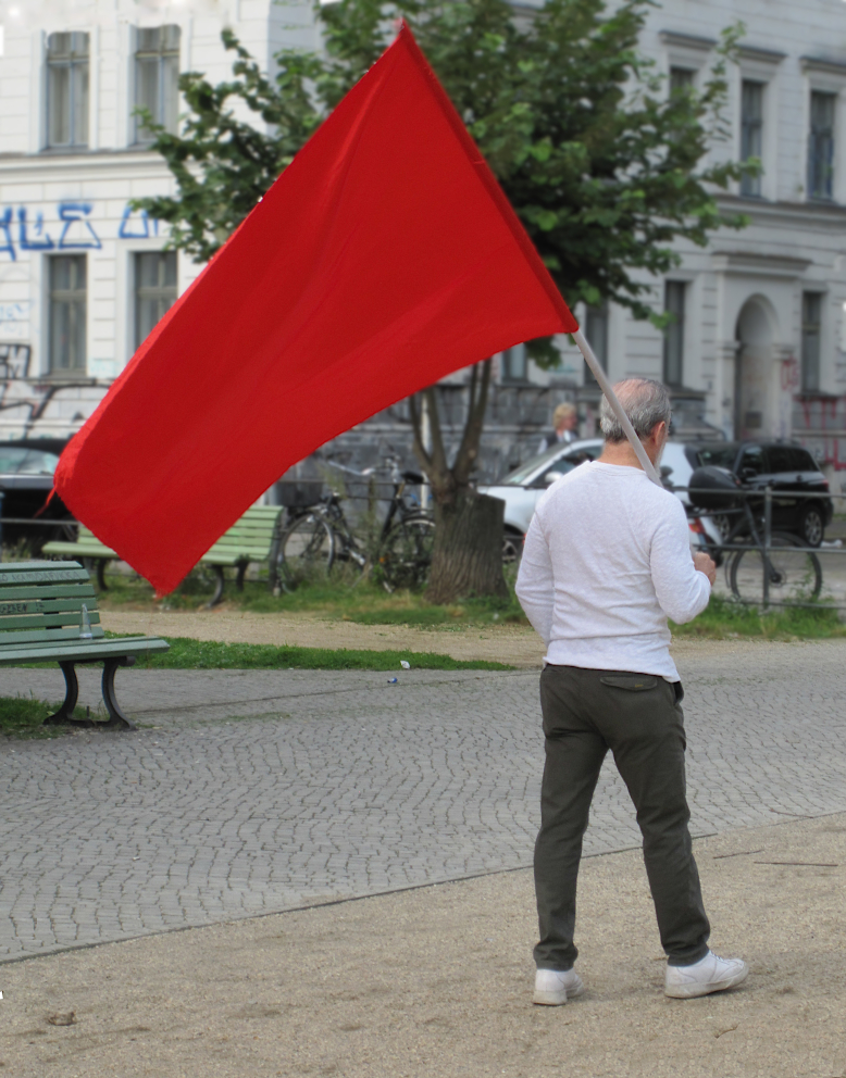 mann mit roter fahne