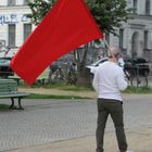 mann mit roter fahne