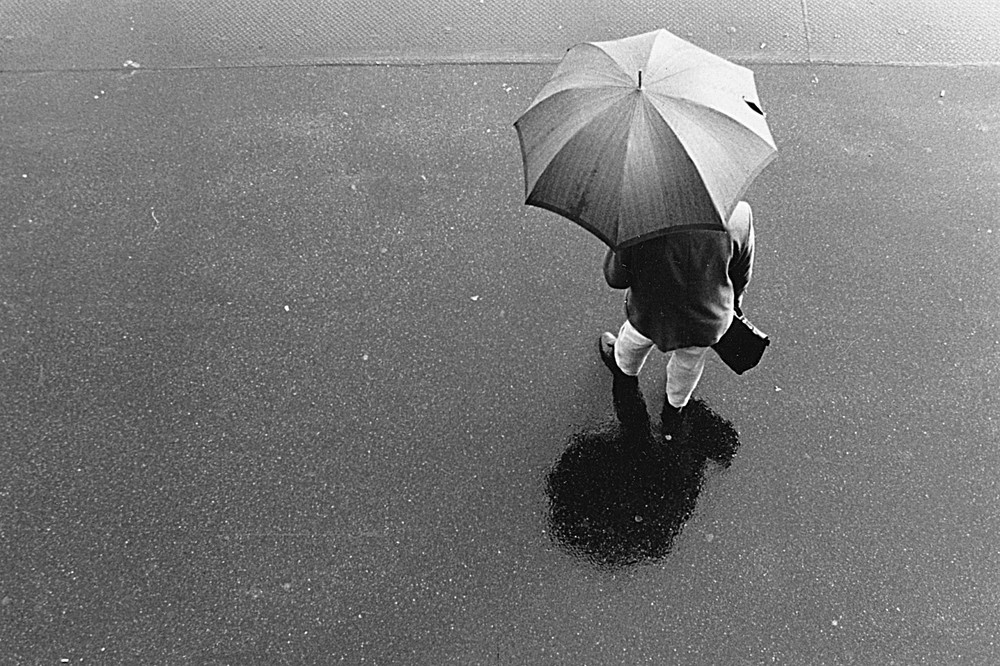 Mann mit Schirm