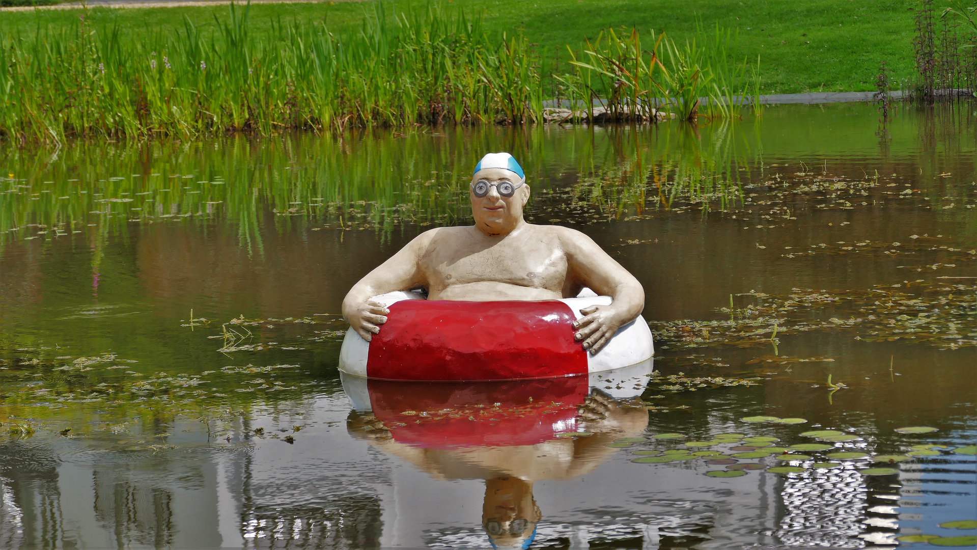 Mann mit Schwimmreifen