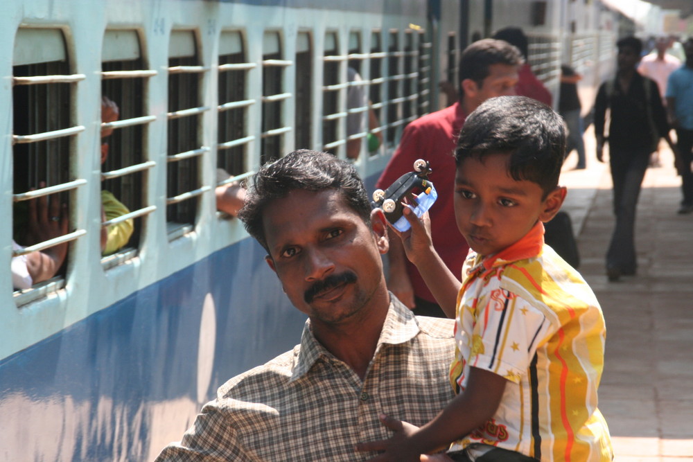 Mann mit Sohn Bahnsteig India col+ SW +2Fotos +text