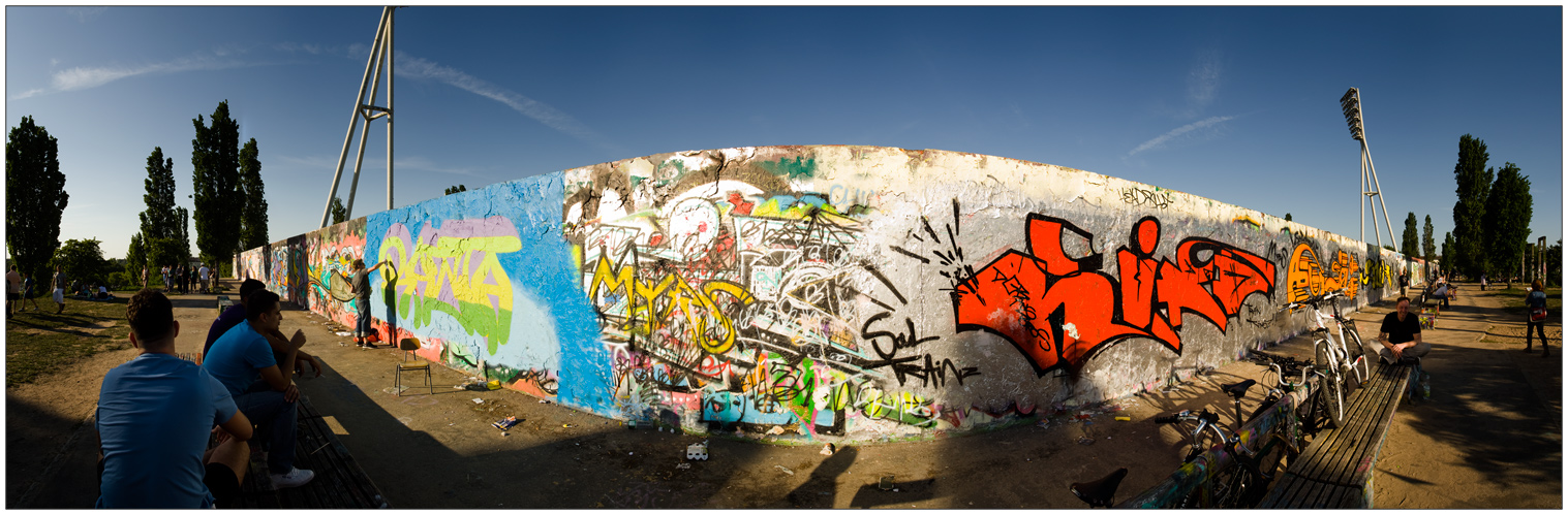 Mann mit Sprühdose. Mauerpark, Berlin Mai 2012