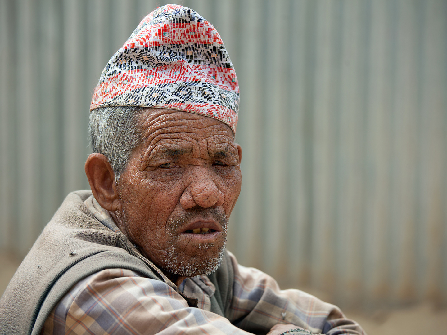 Mann mit traditioneller Nepali-Mütze