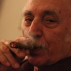 Mann mit Zigarre Portrait ca-11-col
