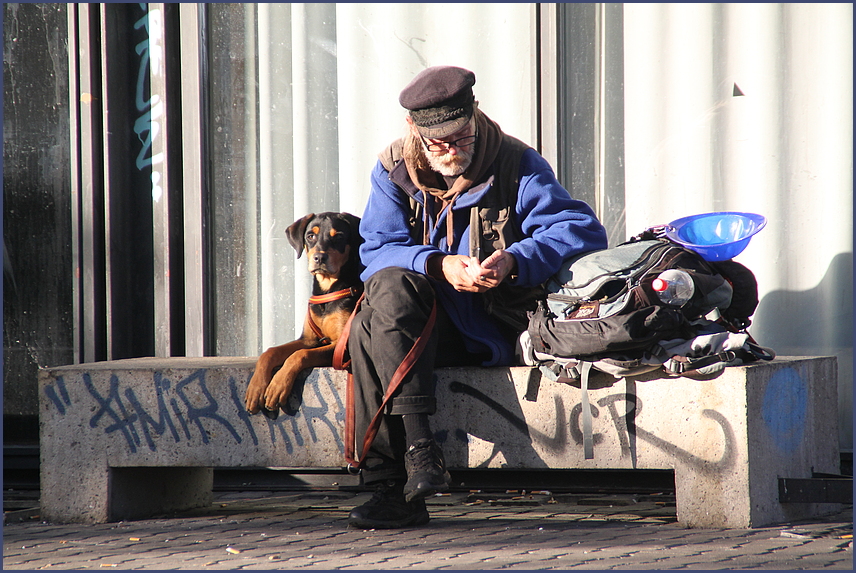 Mann Parkbank mit Hund S-70 Stgt