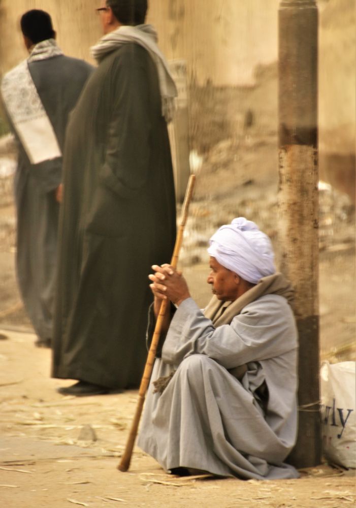 Mann sitzt Egypt Ca-20-79-col +6Reisefotos