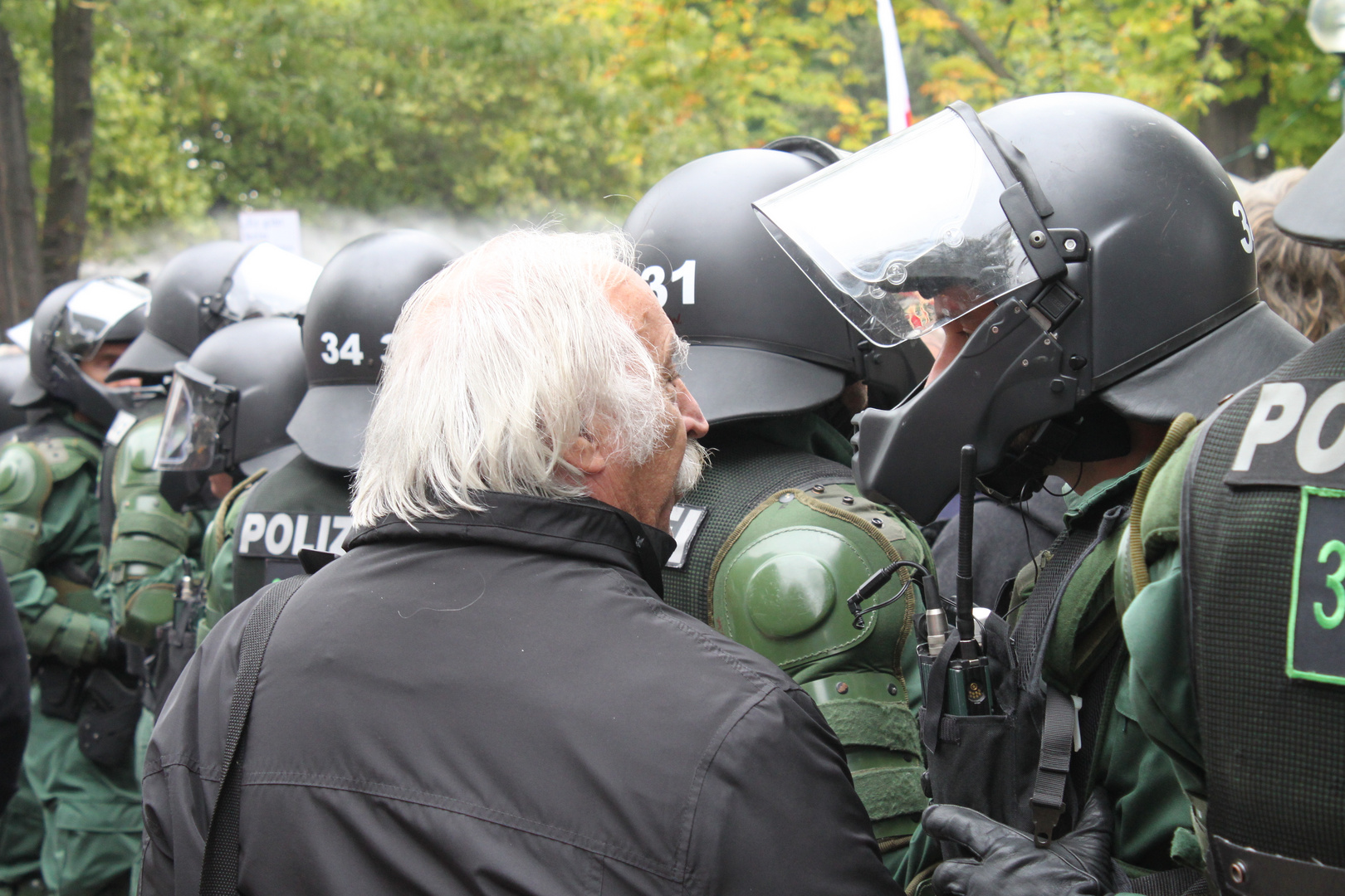 Mann spricht Polizist an - Stuttgart ParkRäumung 30.9