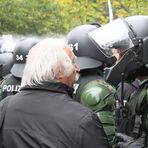 Mann spricht Polizist an - Stuttgart ParkRäumung 30.9