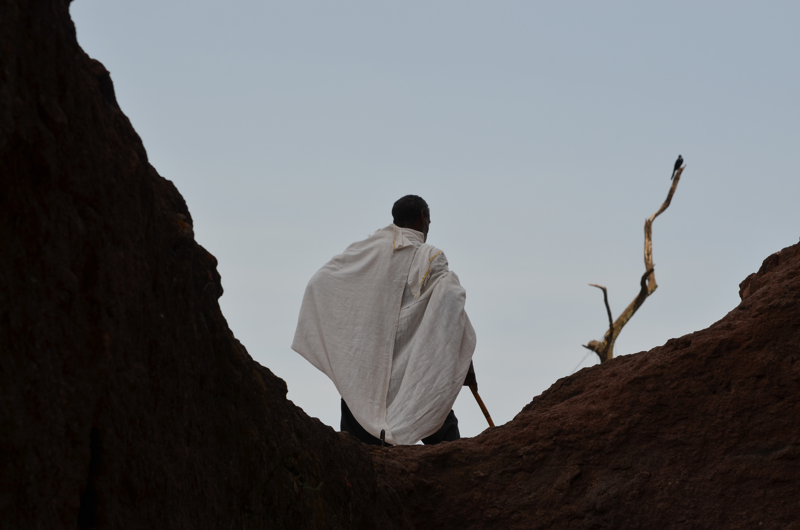 Mann steht auf einer in Lalibela (Erste Kirchengruppe). 