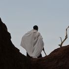 Mann steht auf einer in Lalibela (Erste Kirchengruppe). 