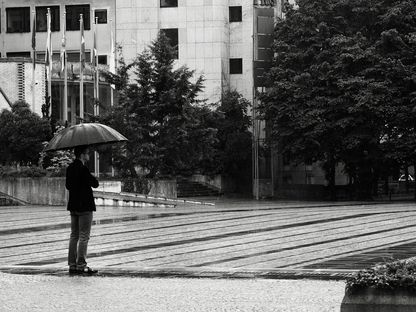 Mann steht im Regen