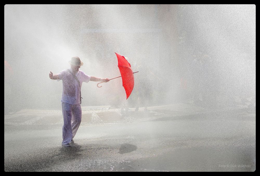 Mann tanzt im Regen Foto & Bild streetfotografie mit menschen, street spontane portraits