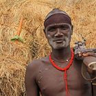Mann vom Stamm der Surmi, Omo-Tal, Äthiopien