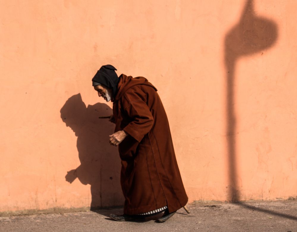 Mann vor Mauer M-03 maroc