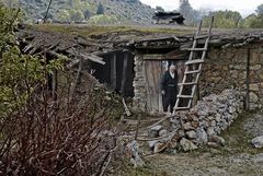 Mann vor seiner Lehmhütte im Taurusgebirge