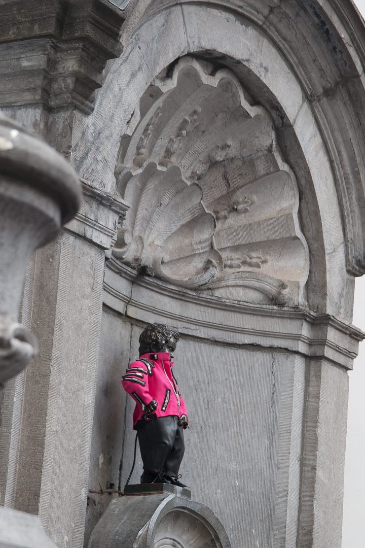 Manneken Pis mit roter Jacke