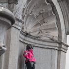 Manneken Pis mit roter Jacke