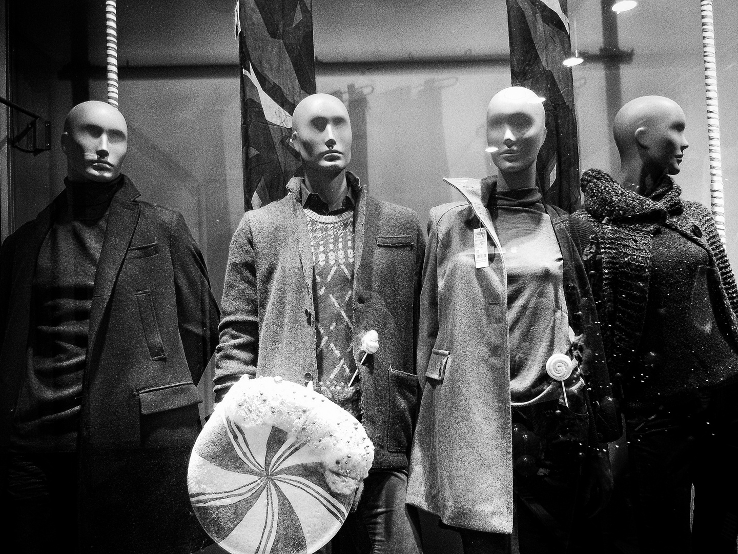 Mannequins dans une vitrine d'hiver