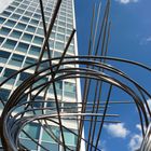 Mannesmann-Hochhaus mit Skulptur von Norbert Kricke