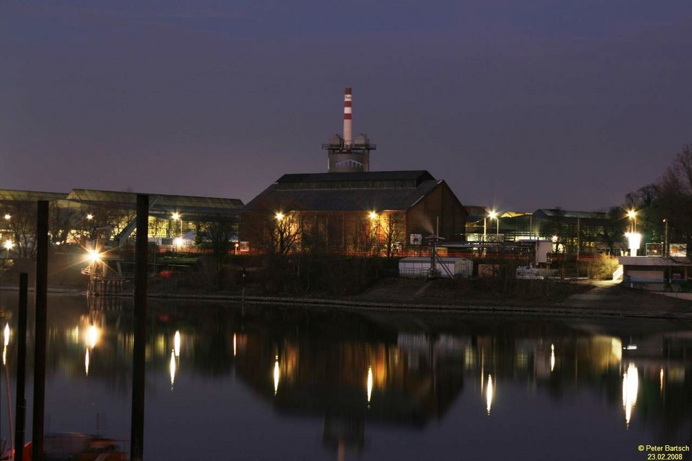 Mannheim: Altrhein mit Spiegelfabrik bei Nacht