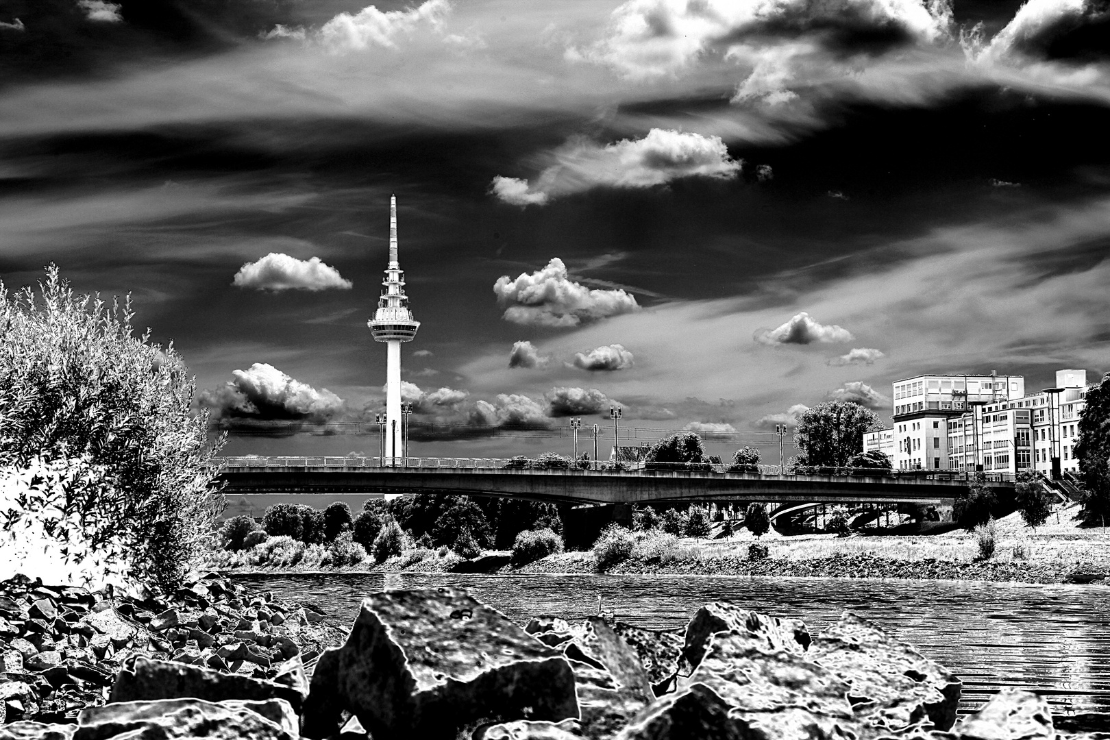 Mannheim, Blick über den Neckar auf Fernmeldeturm und Theresienkrankenhaus