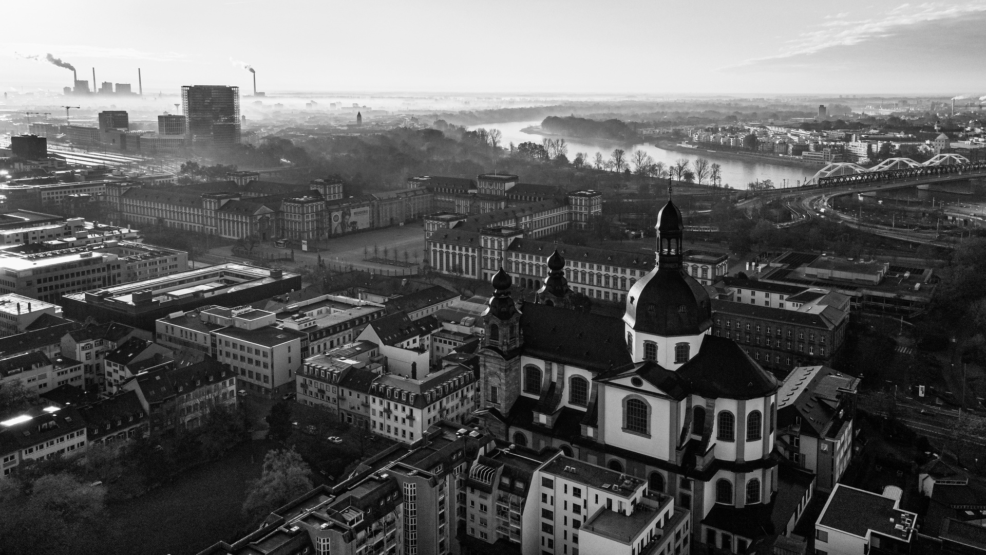 Mannheim. Blick über Jesuitenkirche zum Schloss.