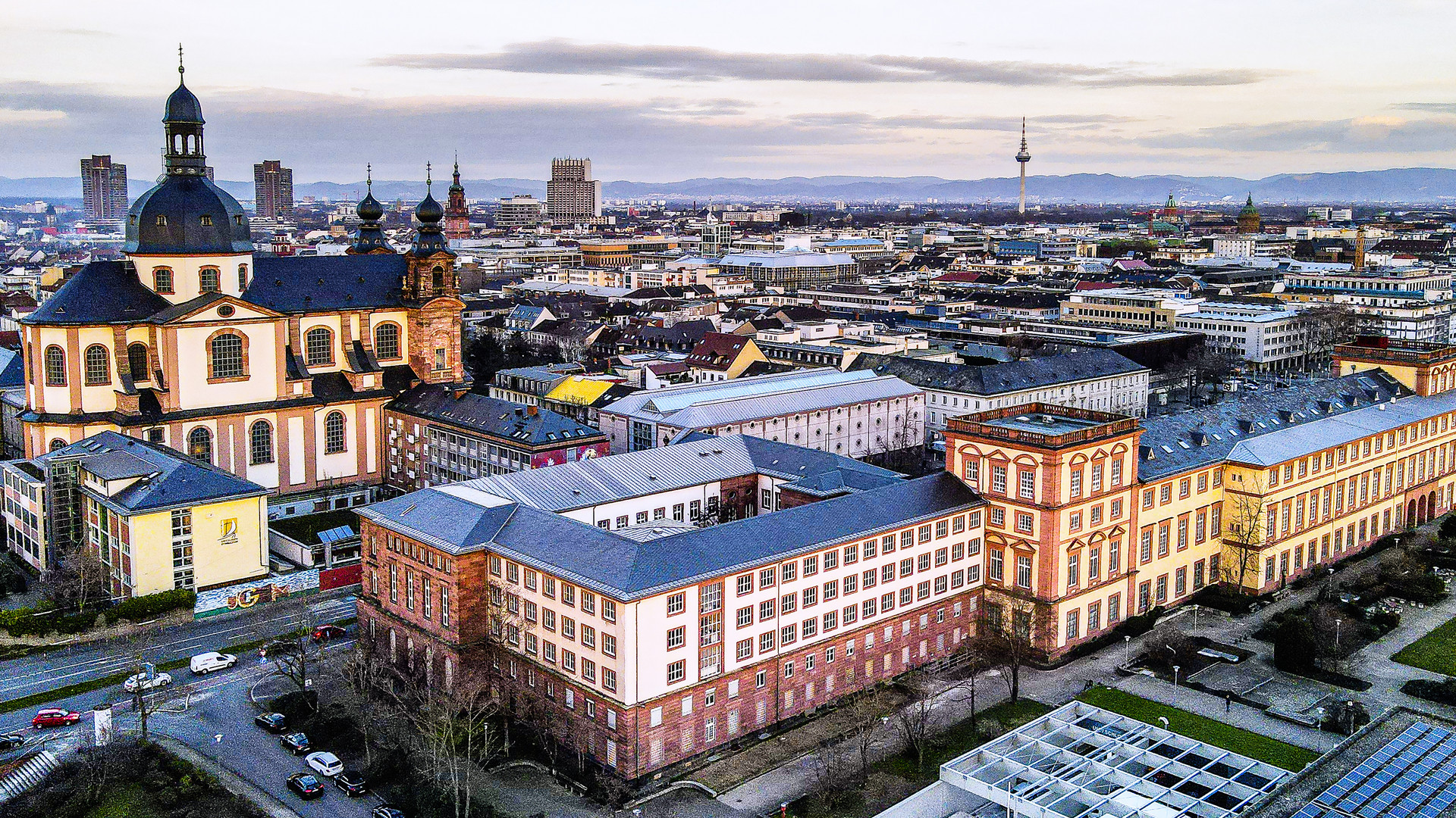 Mannheim.  Blick über Schloss und Jesuitenkirche.