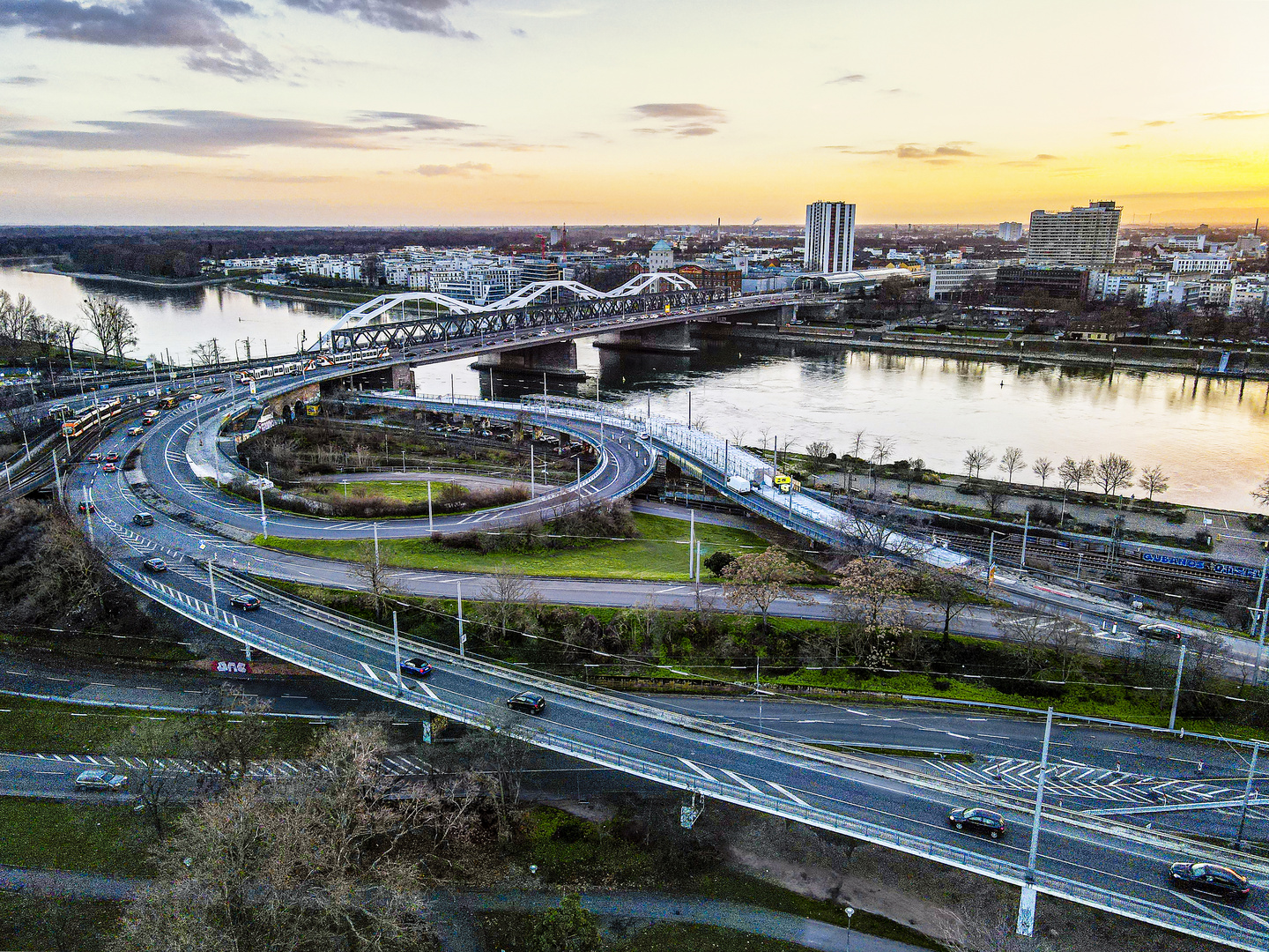 Mannheim. Konrad-Adenauer-Brücke.