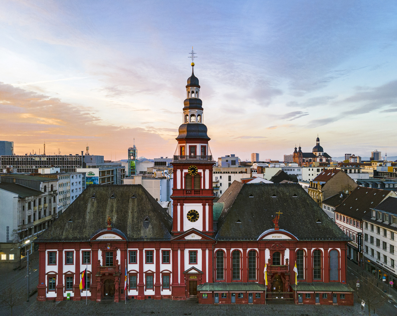 Mannheim. Sonntagmorgen am Marktplatz.