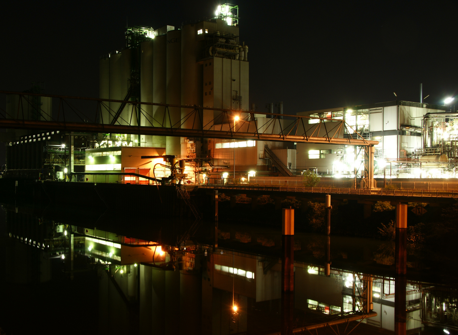 Mannheim, Spiegelung im Hafen bei Nacht