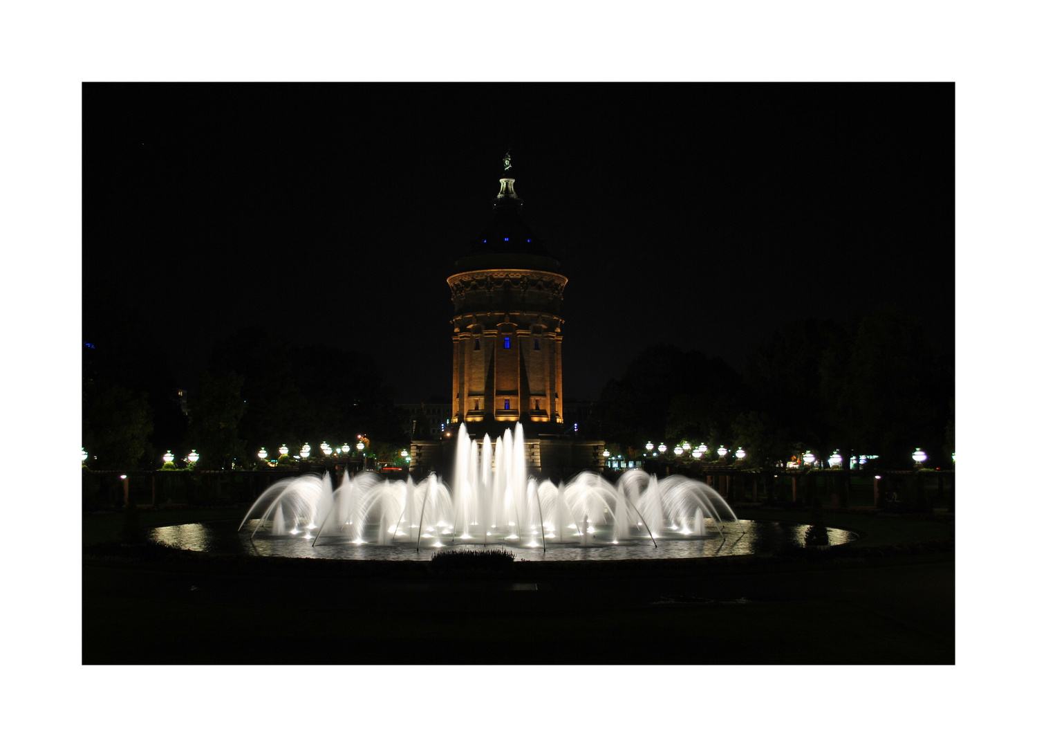 Mannheim Wasserturm bei Nacht.