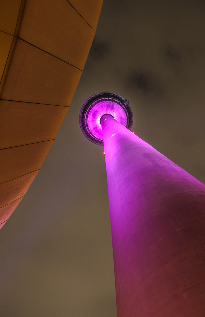 Mannheimer Fernmeldeturm mit Eingangsdach bei Nacht