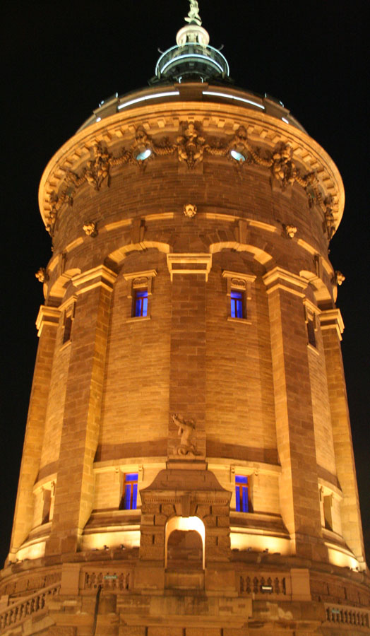 Mannheimer Wasserturm bei Nacht