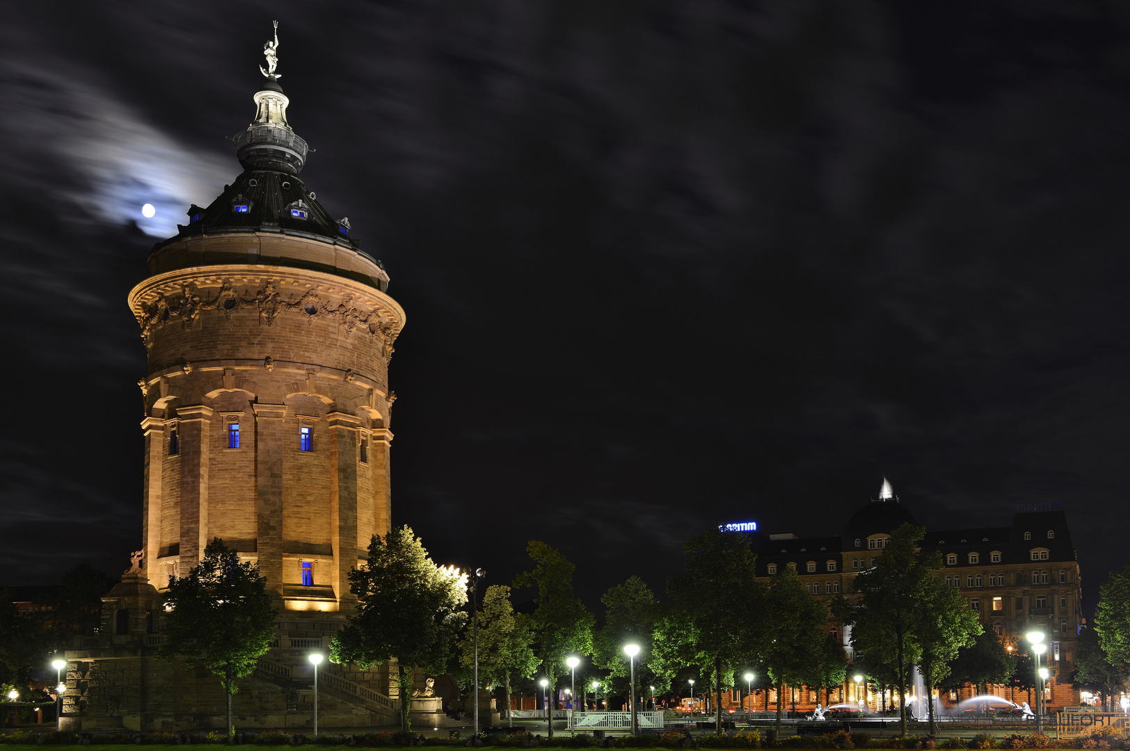Mannheimer Wasserturm bei Nacht mit Vollmond