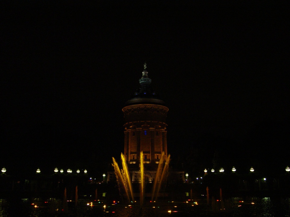 Mannheimer Wasserturm mit Wasserlichtspiel