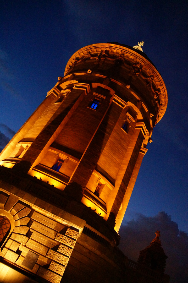 Mannheimer Wasserturm zur "blauen Stunde"