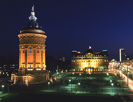 mannheim,wasserturm und maritimhotel bei nacht