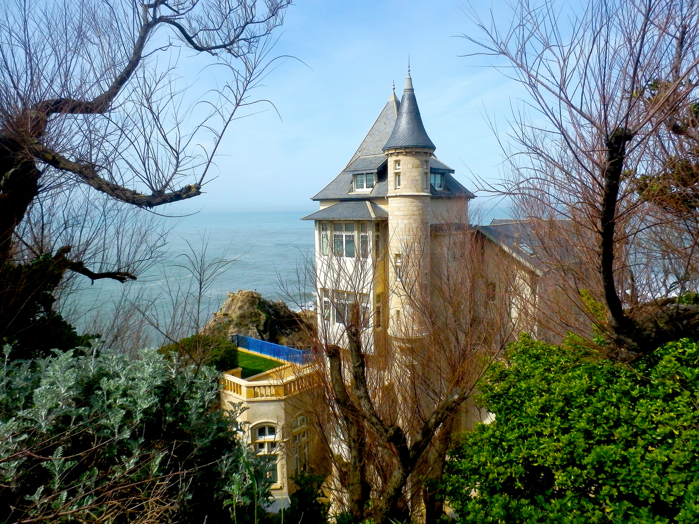 Mansión junto al mar